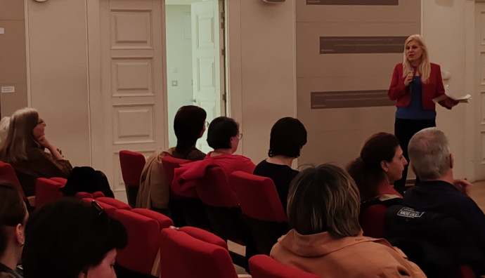 Френски институт - "Джули си мълчи"