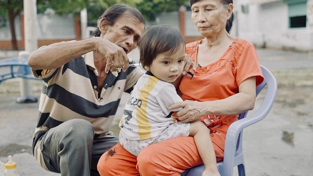 ДЕТЕ ОТ ПРАХТА