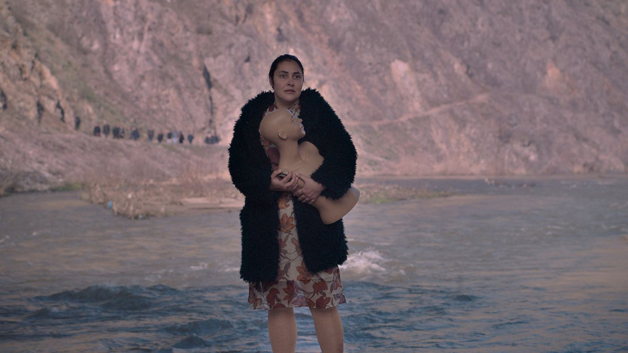 ГОСПОД СЪЩЕСТВУВА, ИМЕТО Ѝ Е ПЕТРУНИЯ