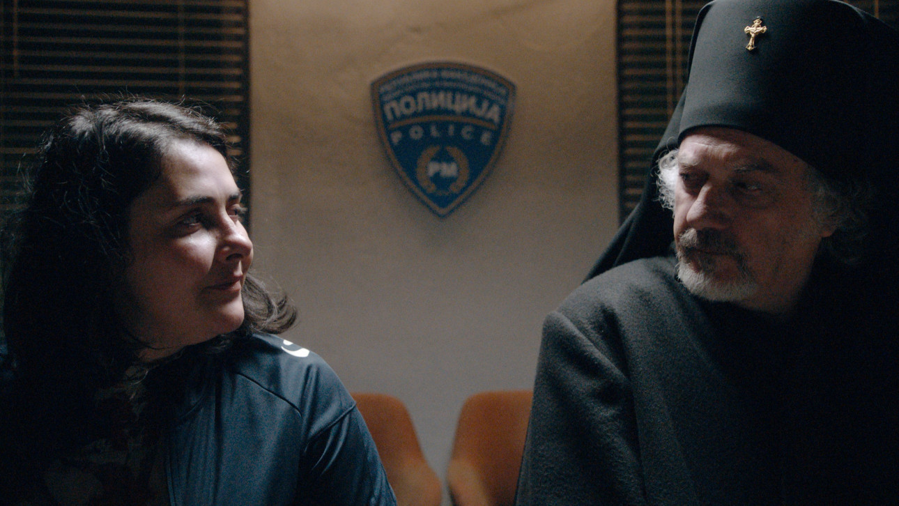 ГОСПОД СЪЩЕСТВУВА, ИМЕТО Ѝ Е ПЕТРУНИЯ