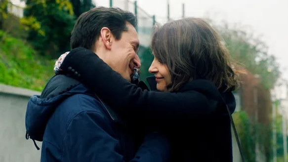 ДВЕТЕ СТРАНИ НА ОСТРИЕТО