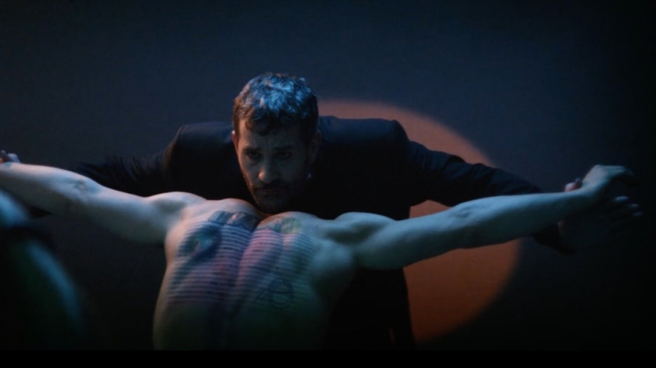 ЧОВЕКЪТ, КОЙТО ПРОДАДЕ КОЖАТА СИ